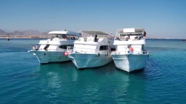 SHARM EL SHEIKH, EGYPT, SINAI, RED SEA, 7 Aralık 2019: Mısır 'ın Sharm El Sheikh kenti yakınlarındaki Kızıl Deniz' de üç beyaz zevk gemisi