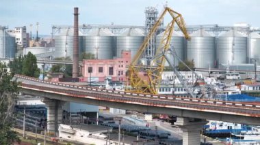 Odessa limanının panorama manzarası - en büyük Ukrayna limanı ve Karadeniz havzasının en büyük limanlarından biri