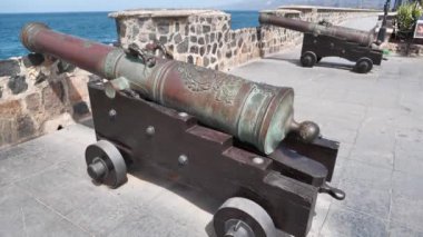 Puerto de la Cruz şehrindeki Tenerife adasının kıyısında tekerlekleri olan eski toplar, Kanarya adaları, Atlantik okyanusu, İspanya