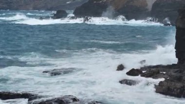 Tenerife adasının kayalık kıyıları, Kanarya adaları, Atlantik okyanusu, İspanya