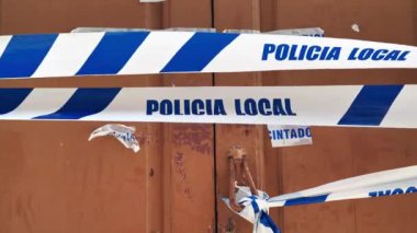 Polis kapıdaki bantları uyardı, Santa Cruz de Tenerife 'deki bir suç mahallini korudu, Kanarya Adaları, İspanya