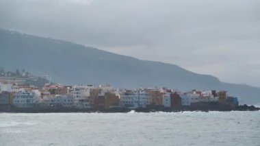 Punta Brava 'da Atlantik Okyanusu kıyısındaki binalar Puerto de la Cruz şehri yakınlarındaki küçük bir kasaba, Tenerife Adası, Kanarya Adaları, İspanya