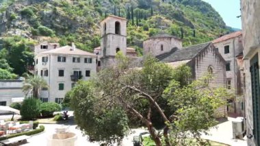 KOTOR, MONTENEGRO, 1 Temmuz 2019: Eski tarihi Kotor kasabasındaki insanlar - Karadağ 'ın kıyı kenti, Kotor Körfezi, Adriyatik Denizi