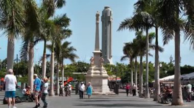 Kanarya Adaları, Santa Cruz De Tenerife, İspanya, 30 Eylül 2019: Triunfo de la Candelaria yakınlarındaki insanlar veya La Candelaria 'nın dikili taşı, Plaza de la Candelaria, Santa Cruz de Tenerife, Kanarya Adaları