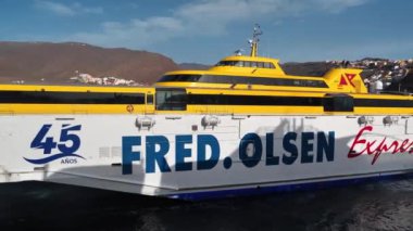 La Gomera Adası, SAN SEBASTIAN, Kanada Adaları, İspanya, 2 Ekim 2019: La Gomera Adası, Kanarya Adası, Atlantik Okyanusu 'ndaki San Sebastian limanından feribot çağrıları