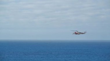 Kanada Adaları, TENERİFE Adaları, ATLANTİK OCEAN, İspanya, 6 Ekim 2019: Tenerife adası kıyısı yakınlarındaki Atlantik Okyanusu üzerinde kurtarma helikopteri. Gerçek durum, iki kayıp kişinin cesetlerini aramak.