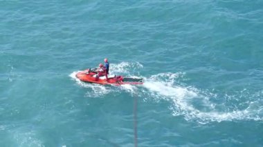 Kanada Adaları, TENERİFE Adaları, İspanya, 6 Ekim 2019: Tenerife adası kıyısı yakınlarındaki Atlantik Okyanusu 'nda cankurtaranlarla birlikte jet ski. Gerçek durum, iki kayıp kişinin cesetlerini aramak.