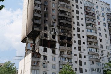 Gaz sızıntısı ve patlama sonucu birkaç apartman dairesi yıkıldı.