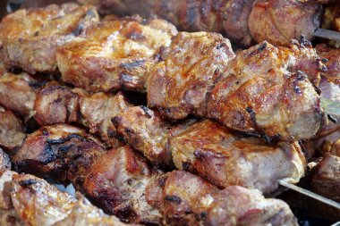 Şişte bir sürü şiş ızgarada yatıyor.