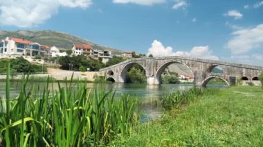 Arslanagiç veya Peroviç köprüsü ve Trebisnjica nehri, Trebinje, Sırp Cumhuriyeti, Bosna-Hersek