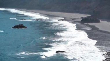 Tenerife adasının kuzey kıyısı, Kanarya adaları, Atlantik okyanusu, İspanya. Siyah volkanik kumu olan sahil