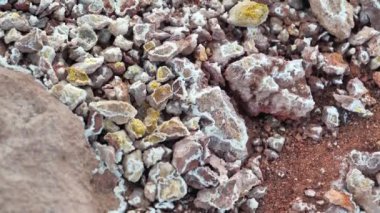 Volkan Teide, Tenerife Adası, Kanarya Adaları, İspanya 'nın zirvesindeki taşlarda sülfürik birikintiler var.