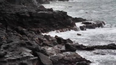 Puerto de la Cruz şehrinde dalgalar ve tehlikeli kayalar, Tenerife adası, Kanarya adaları, İspanya