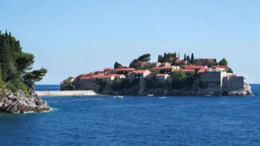 Sveti Stefan - Karadağ 'da tatil beldesi ve küçük bir ada