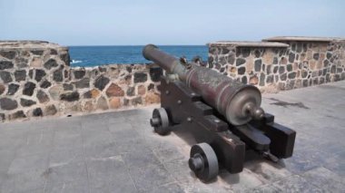 Puerto de la Cruz şehrindeki Tenerife adasında tekerlekleri olan eski top, Kanarya adaları, Atlantik okyanusu, İspanya