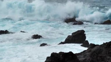 Ağır çekim, Tenerife adası, Kanarya adaları, Atlantik okyanusu, İspanya kıyılarında dalgalar kırılıyor.