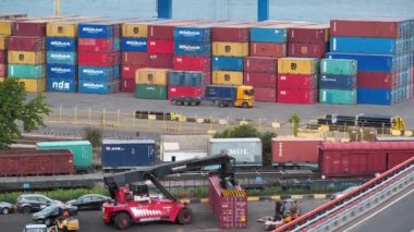UKRAINE, ODESSA, SEPTEMBER 5, 2019: Odessa limanında yükleyici - en büyük Ukrayna limanı ve Karadeniz havzasındaki en büyük limanlardan biri
