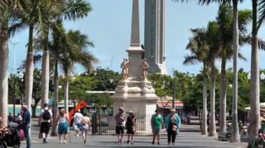 SANTA CRUZ DE TENERIFE, CANARY Adaları, SPAIN, SEPTEMBER 28 Eylül 2019: Santa Cruz de la Candelaria 'daki La Candelaria Meydanı' ndaki Triunfo de la Candelaria yakınlarındaki insanlar
