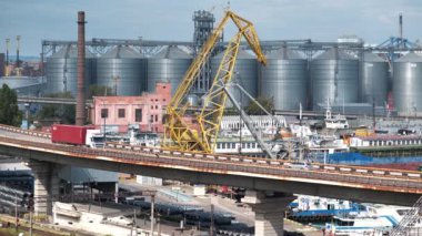 UKRAINE, ODESSA, SEPTEMBER 7, 2019: Odessa limanı yakınlarındaki köprüde arabalar - en büyük Ukrayna limanı ve Karadeniz havzasındaki en büyük limanlardan biri