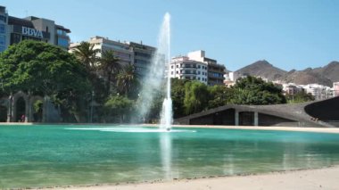 Santa Cruz de Tenerife, İspanya 'nın Kanarya Adaları' ndaki İspanya Meydanı 'nda Çeşme ve havuz