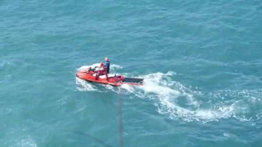 TENERİFE Adaları, CANARY Adaları, İSPAN, ECTOBER 6, 2019: Tenerife Adası kıyısı yakınlarındaki Atlantik Okyanusu 'nda cankurtaranlarla birlikte kırmızı jet ski. Gerçek durum, iki kayıp kişinin cesetlerini aramak.