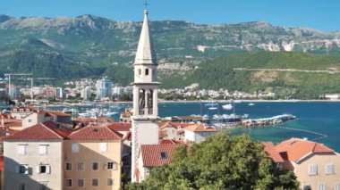 Budva 'nın eski kenti, Karadağ' ın Adriyatik Denizi üzerindeki Panoraması