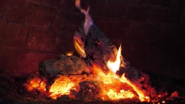 Ağır çekimde odun ocakta yanar. Pizza, ekmek ve diğer yemekleri hazırlamak için bir restoranda odun fırını.