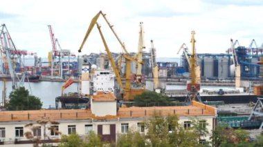 Odessa limanındaki turnalar, Ukrayna 'nın en büyük limanı ve Karadeniz havzasındaki en büyük limanlardan biri.