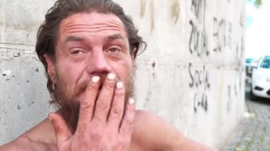 Yoksul adam kameraya bakar ve konuşur. Sabit bir ikameti olmayan gerçek bir insan. Evsiz gezgin kamerada konuşuyor.