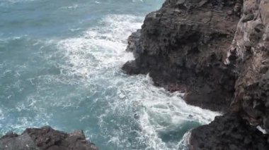 Puerto de la Cruz şehrinde dalgalar ve tehlikeli kayalar, Tenerife, Kanarya adaları, İspanya