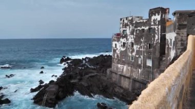 Punta Brava, Tenerife Adası, Kanarya Adaları, İspanya 'da Atlantik Okyanusu kıyısında inşa edilmektedir.
