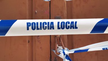 Kapıdaki polis uyarı bandı bir suç mahallini koruyor, Santa Cruz de Tenerife, Kanarya Adaları, İspanya