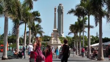 SANTA CRUZ DE TENERIFE, CANARY Adaları, SPAIN, SEPTEMBER 28 Eylül 2019: Santa Cruz de la Candelaria 'daki La Candelaria Meydanı' ndaki Triunfo de la Candelaria yakınlarındaki insanlar