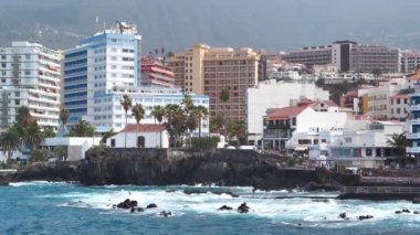 TENERİFE ADASI, PUERTO DE LA CRUZ, SPAIN, 27 Eylül 2019: Puerto de la Cruz şehri, Tenerife, Atlantik Okyanusu, Kanarya Adaları, İspanya