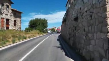 CROATIA, 28 Haziran 2019: Hırvatistan 'ın Dubrovnik kentine giden yol trafiği