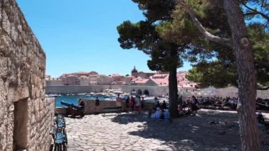 DUBROVNIK, CROATIA, 28 Haziran 2019: Dubrovnik eski kentinde turistler, Hırvatistan