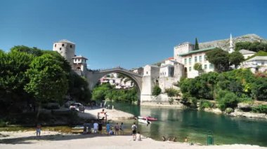 MOSTAR, BOSNIA VE HERZEGOVINA, 2 Temmuz 2019: Bosna-Hersek Federasyonu Neretva Kantonu 'nun şehir ve idari merkezi Mostar' daki turistler