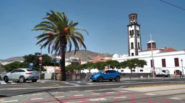 CANTA ADA, SANTA CRUZ DE TENERIFE, SPAIN, 28 EYLÜL 2019: Katolik Hamile Kilisesi, Iglesia-Parroquia Matriz de Nuestra Senora de La Concepcion yakınlarındaki yol trafiği