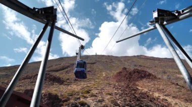 TENERIFE Adaları, CANARY Adaları, SPAIN, EPTEMBER 27 EYLÜL 2019: Teide Cableway - volkan Teide 'ye uzanan hava yolu, İspanya' nın en yüksek zirvesi - 3718 metre, Tenerife Adası 'ndaki Teide Ulusal Parkı' nda yer alıyor.