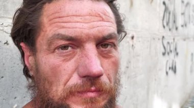 Sokaklarda bir aşağı bir yukarı gezen biri. Sabit bir evi olmayan, evsiz bir adam.