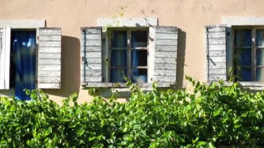 Ahşap kepenkleri ile eski windows
