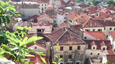 Eski şehir ve Kotor Körfezi, Karadağ 'da Adriyatik Denizi. Kotor - Karadağ 'ın kıyı kenti