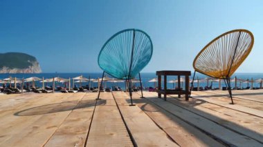 Karadağ 'ın Buljarica plajındaki mavi ve sarı koltuklar