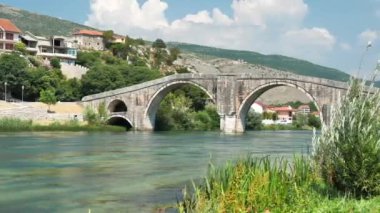 Peroviç veya Arslanagic köprüsü Trebisnjica nehri, Trebinje kenti, Bosna-Hersek