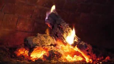 Pizza, ekmek ve diğer yemekleri hazırlamak için restoranda odun fırını. Odun sobada yanıyor.