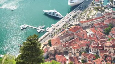 Adriyatik Denizi Kotor Körfezi ve Karadağ 'ın eski Kotor kasabası