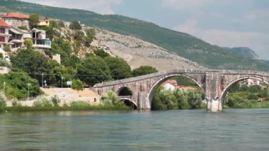 Bosna-Hersek 'in Trebinje kentindeki Trebisnjica nehri üzerindeki Peroviç veya Arslanagic köprüsü