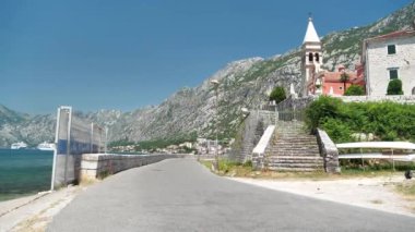 Karadağ 'ın Adriyatik Denizi' nden Kotor Körfezi 'nin eğik manzarası. Kotor - Karadağ 'ın kıyı kenti