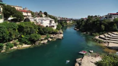 Neretva Nehri ve eski Mostar kasabası - Bosna-Hersek Federasyonu 'nun Hersek-Neretva Kantonu' nun şehir ve idari merkezi