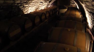 Şarap mahzeninde şarap eşliğinde